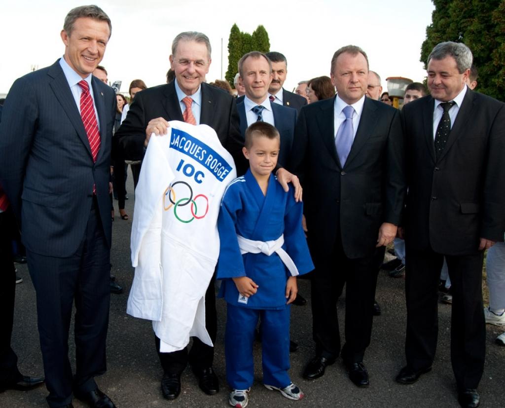 Jacques Rogge Welcomed by Young Judoka in Oradea